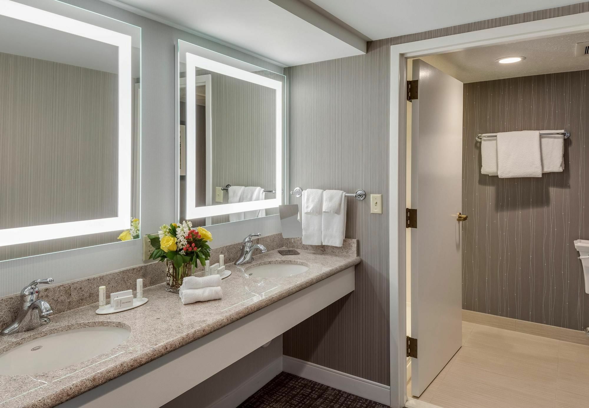 Courtyard By Marriott Portsmouth Hotel Ngoại thất bức ảnh